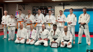 De trotse geslaagden en de examinatoren… blij dat ze hun nieuwe band om mochten doen...